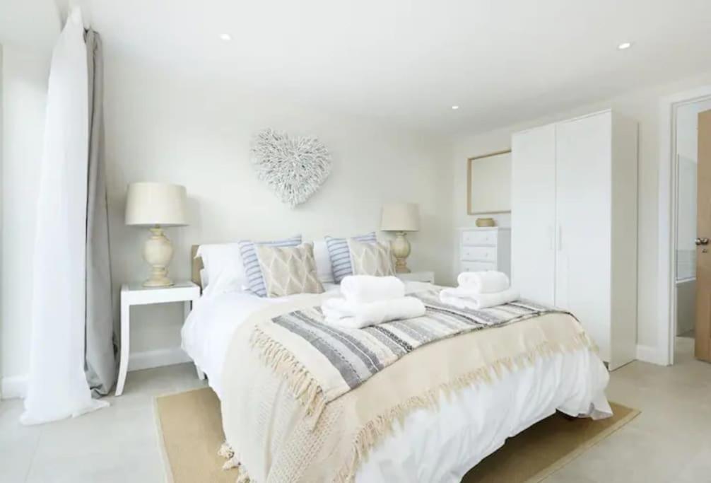 Stone Barn, Contemporary Barn Conversion Cheltenham Exterior foto